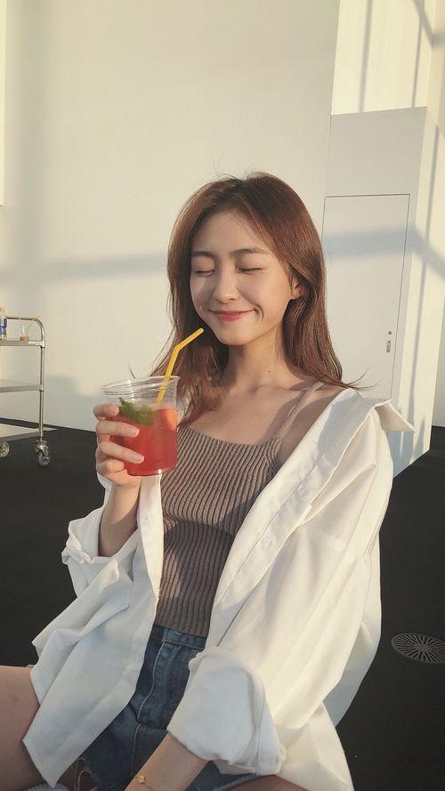 头条小姐姐网红照片,头条小姐姐惊艳亮相，美照引网友热议！”