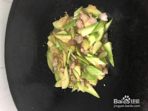 吃小瓜容易感冒吗,揭秘两者之间的关联