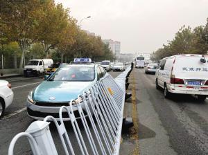 濮阳医专护栏吃瓜,校园生活趣味横生